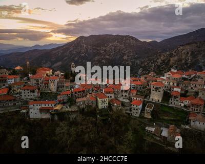 Luftaufnahme über das schöne historische Dorf Dimitsana während der Winterzeit in Arcadia, Peloponnes, Griechenland Stockfoto