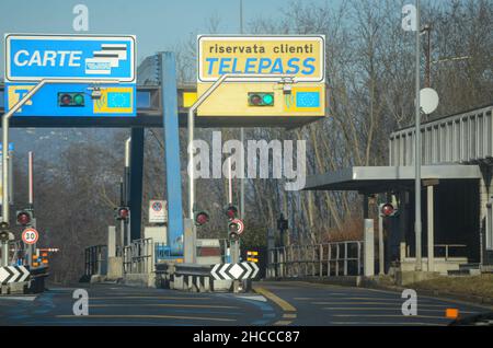 Mailand A8 Autobahn Milano Laghi, Italien - Dezember 26th 2021 Telepass automatische Pass-Abonnement gelbe Spuren für Non-Stop-Fahren und blaue Kreditkarte Stockfoto