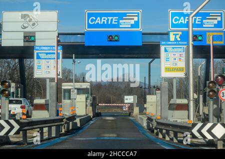 Mailand A8 Autobahn Milano Laghi, Italien - Dezember 26th 2021 Telepass automatische Pass-Abonnement gelbe Spuren für Non-Stop-Fahren und blaue Kreditkarte Stockfoto