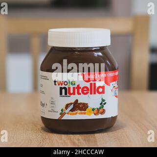 Vertikale Aufnahme einer polnischen Haselnuss- und Schokoladenpaste Ferrero Nutella in einem Glas Stockfoto