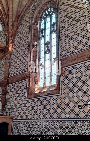 Hauptfenster der Apsis der Kirche des Klosters Jesu, eines der ersten Gebäude im manuelinischen Stil, Setubal, Portugal Stockfoto