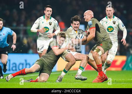 George Furbank von Northampton Saints (Mitte) wird von Louis Lynagh von Harlequins (links) und Tom Lawday von Harlequins (rechts) während des Spiels der Gallagher Premiership im Twickenham Stadium, London, angegangen. Bilddatum: Montag, 27. Dezember 2021. Stockfoto