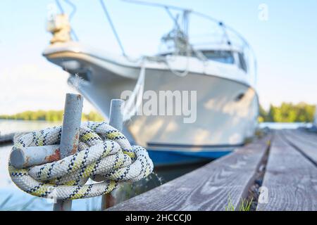 Seil mit einem Knoten Nahaufnahme mit einer Yacht in unscharf. Seeknoten. Stockfoto