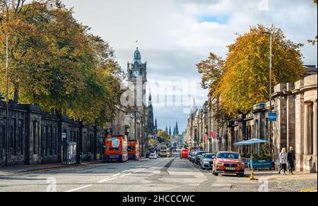 Blick auf die Straße in Edinburgh. Balmoral Hotel in Edinburgh und Princes Street. Stockfoto