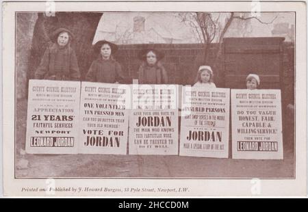 Wahlkampf im County Council der Isle of Wight: Die fünf Töchter von Leonard Jordan (geordnet nach Größe) zeigen Wahlplakate für ihren Vater. Jordanien diente von 1910 bis 1918 als Vertreter der Liberalen Partei in der nordwestlichen Division von Newport des County Council. Das Bild wurde als Kampagnenpostkarte von J. Howard Burgess von 53 Pyle Street, Newport, IW, veröffentlicht Stockfoto