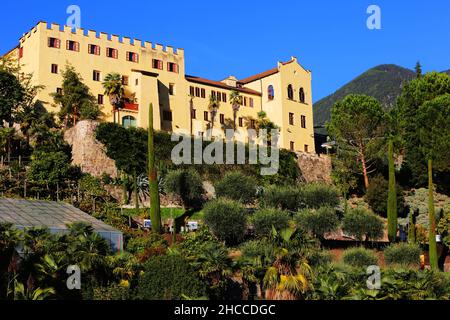 Meran, die Gärten von Schloss Trauttmansdorff eröffnen exotische Gartenlandschaften, mit erhabenen Schloß oder Burg Südtirol, Dolomiten, Italien Stockfoto