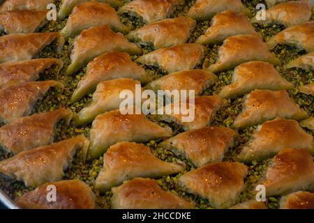 Reihen von köstlichem frisch zubereitetem Baklava Stockfoto