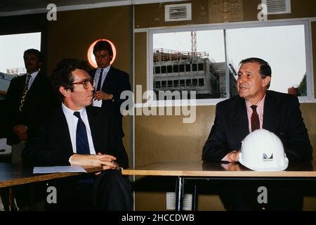 Archiv 90ies: Pierre Joxe, französischer Innenminister, und Raymond Kendall, Generalsekretär von Interpol, besuchen die Baustelle von Interpol, Lyon, Frankreich Stockfoto