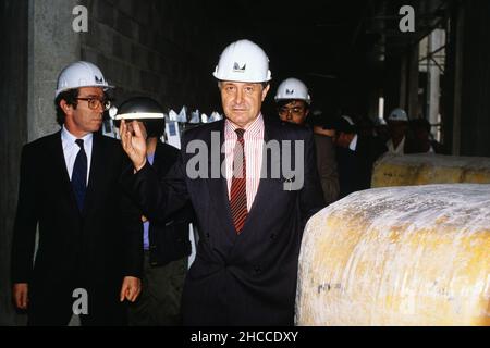 Archiv 90ies: Pierre Joxe, französischer Innenminister, und Raymond Kendall, Generalsekretär von Interpol, besuchen die Baustelle von Interpol, Lyon, Frankreich Stockfoto