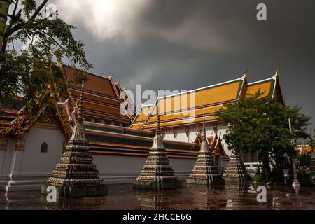 Wat Pho oder der Tempel des Reclining Buddha einer der größten und ältesten Wats in Bangkok, erbaut im 16th. Jahrhundert (offiziell bekannt als Wat Phra Chetup Stockfoto