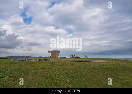 Blick auf ein altes Wahrzeichen auf den Feldern von Gijon in Asturien, Spanien Stockfoto