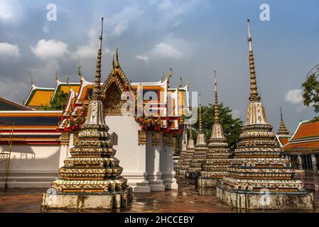 Wat Pho oder der Tempel des Reclining Buddha einer der größten und ältesten Wats in Bangkok, erbaut im 16th. Jahrhundert (offiziell bekannt als Wat Phra Chetup Stockfoto