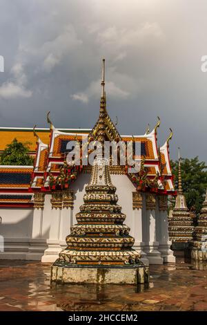 Wat Pho oder der Tempel des Reclining Buddha einer der größten und ältesten Wats in Bangkok, erbaut im 16th. Jahrhundert (offiziell bekannt als Wat Phra Chetup Stockfoto