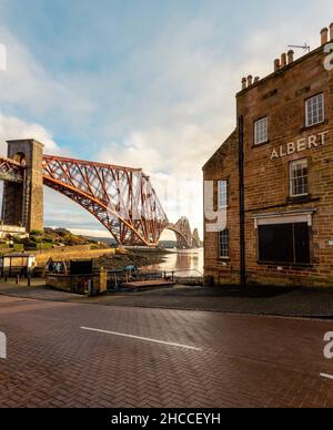 Albert Hotel and Forth Rail Bridge in North Queensferry, Fife, Schottland, Großbritannien Stockfoto