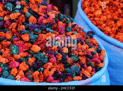 Farbenfrohe Ausstellung im historischen Medina-Souk von Marrakesch. UNESCO-Weltkulturerbe. Stockfoto