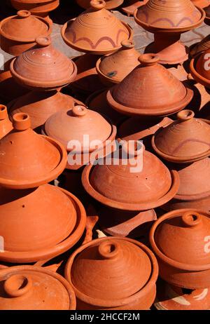 Marokko, Meknes. Typische unglasierte keramische Kochtajines, die im Souk der Medina ausgestellt sind. UNESCO-Weltkulturerbe. Stockfoto