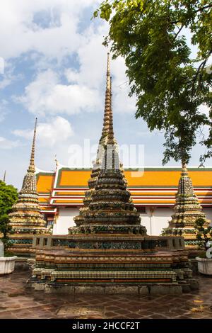 Wat Pho oder der Tempel des Reclining Buddha einer der größten und ältesten Wats in Bangkok, erbaut im 16th. Jahrhundert (offiziell bekannt als Wat Phra Chetup Stockfoto