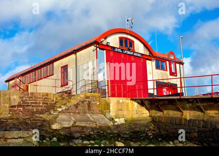 Eine Aufnahme des RNLI-Rettungsbootschuhs im Hafen von Arbroath, Angus, Schottland, Großbritannien, aufgenommen vom Strand bei Ebbe. Stockfoto