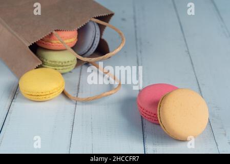 Makronen oder Makronen-Kekse, süßes und buntes Dessert auf dem Tisch Stockfoto