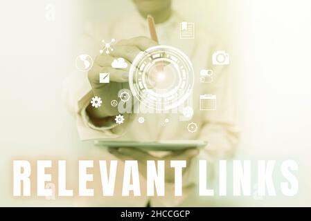 Handschrift Zeichen relevante Links. Wort, das auf wichtigen Seiten zu einem bestimmten Thema geschrieben wurde Associated Business Woman Touching Digital Data On Stockfoto