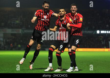 London, Großbritannien. 27th Dez 2021. Dominic Solanke aus Bournemouth (9) feiert mit seinen Teamkollegen nach dem Tor seines Teams mit 1st Punkten. Spiel der EFL Skybet Championship, Queens Park Rangers gegen AFC Bournemouth im Kiyan Prince Foundation Stadium, Loftus Road in London am Montag, 27th. Dezember 2021. Dieses Bild darf nur für redaktionelle Zwecke verwendet werden. Nur zur redaktionellen Verwendung, Lizenz für kommerzielle Nutzung erforderlich. Keine Verwendung bei Wetten, Spielen oder Veröffentlichungen in einem Club/einer Liga/einem Spieler. PIC von Steffan Bowen/Andrew Orchard Sports Photography/Alamy Live News Credit: Andrew Orchard Sports Photography/Alamy Live News Stockfoto