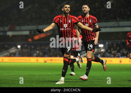 London, Großbritannien. 27th Dez 2021. Dominic Solanke aus Bournemouth feiert nach dem ersten Tor seines Teams. Spiel der EFL Skybet Championship, Queens Park Rangers gegen AFC Bournemouth im Kiyan Prince Foundation Stadium, Loftus Road in London am Montag, 27th. Dezember 2021. Dieses Bild darf nur für redaktionelle Zwecke verwendet werden. Nur zur redaktionellen Verwendung, Lizenz für kommerzielle Nutzung erforderlich. Keine Verwendung bei Wetten, Spielen oder Veröffentlichungen in einem Club/einer Liga/einem Spieler. PIC von Steffan Bowen/Andrew Orchard Sports Photography/Alamy Live News Credit: Andrew Orchard Sports Photography/Alamy Live News Stockfoto