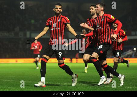 London, Großbritannien. 27th Dez 2021. Dominic Solanke aus Bournemouth (9) feiert nach dem ersten Tor seines Teams. Spiel der EFL Skybet Championship, Queens Park Rangers gegen AFC Bournemouth im Kiyan Prince Foundation Stadium, Loftus Road in London am Montag, 27th. Dezember 2021. Dieses Bild darf nur für redaktionelle Zwecke verwendet werden. Nur zur redaktionellen Verwendung, Lizenz für kommerzielle Nutzung erforderlich. Keine Verwendung bei Wetten, Spielen oder Veröffentlichungen in einem Club/einer Liga/einem Spieler. PIC von Steffan Bowen/Andrew Orchard Sports Photography/Alamy Live News Credit: Andrew Orchard Sports Photography/Alamy Live News Stockfoto