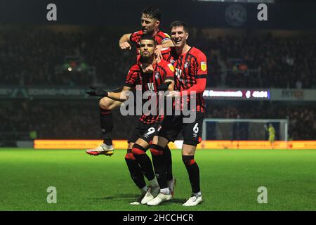 London, Großbritannien. 27th Dez 2021. Dominic Solanke aus Bournemouth (9) feiert mit seinen Teamkollegen nach dem Tor seines Teams mit 1st Punkten. Spiel der EFL Skybet Championship, Queens Park Rangers gegen AFC Bournemouth im Kiyan Prince Foundation Stadium, Loftus Road in London am Montag, 27th. Dezember 2021. Dieses Bild darf nur für redaktionelle Zwecke verwendet werden. Nur zur redaktionellen Verwendung, Lizenz für kommerzielle Nutzung erforderlich. Keine Verwendung bei Wetten, Spielen oder Veröffentlichungen in einem Club/einer Liga/einem Spieler. PIC von Steffan Bowen/Andrew Orchard Sports Photography/Alamy Live News Credit: Andrew Orchard Sports Photography/Alamy Live News Stockfoto