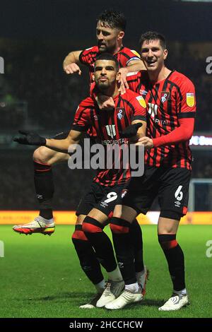 London, Großbritannien. 27th Dez 2021. Dominic Solanke aus Bournemouth (9) feiert mit seinen Teamkollegen nach dem Tor seines Teams mit 1st Punkten. Spiel der EFL Skybet Championship, Queens Park Rangers gegen AFC Bournemouth im Kiyan Prince Foundation Stadium, Loftus Road in London am Montag, 27th. Dezember 2021. Dieses Bild darf nur für redaktionelle Zwecke verwendet werden. Nur zur redaktionellen Verwendung, Lizenz für kommerzielle Nutzung erforderlich. Keine Verwendung bei Wetten, Spielen oder Veröffentlichungen in einem Club/einer Liga/einem Spieler. PIC von Steffan Bowen/Andrew Orchard Sports Photography/Alamy Live News Credit: Andrew Orchard Sports Photography/Alamy Live News Stockfoto
