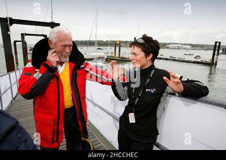 Talking,conversing,meets,Celebrity, Robin Knox Johnson, Ellen MacArthur, Cowes Week, Events, Menschen, Round the Island Race, Isle of Wight, England, Großbritannien Stockfoto