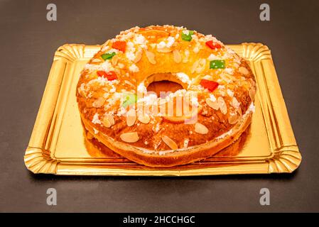 Der roscón de Reyes ist ein Brötchen aus einem runden, süßen Teig, der mit kandierten, kandierten oder kristallisierten Früchten verschiedener Farben geschmückt ist. Stockfoto