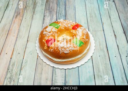 Traditioneller Roscon de reyes, gefüllt mit kandierten Früchten auf einem Holztisch Stockfoto