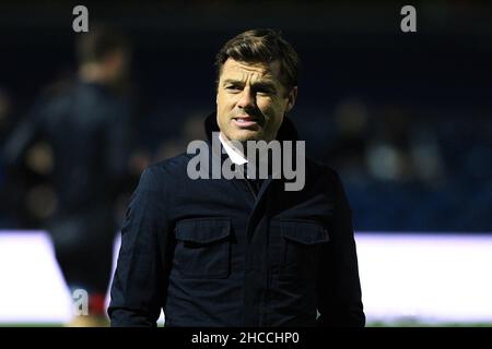 London, Großbritannien. 27th Dez 2021. Scott Parker, der Manager von AFC Bournemouth, schaut zu. Spiel der EFL Skybet Championship, Queens Park Rangers gegen AFC Bournemouth im Kiyan Prince Foundation Stadium, Loftus Road in London am Montag, 27th. Dezember 2021. Dieses Bild darf nur für redaktionelle Zwecke verwendet werden. Nur zur redaktionellen Verwendung, Lizenz für kommerzielle Nutzung erforderlich. Keine Verwendung bei Wetten, Spielen oder Veröffentlichungen in einem Club/einer Liga/einem Spieler. PIC von Steffan Bowen/Andrew Orchard Sports Photography/Alamy Live News Credit: Andrew Orchard Sports Photography/Alamy Live News Stockfoto