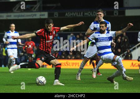 London, Großbritannien. 27th Dez 2021. Ryan Christie aus Bournemouth (L) trifft das Tor. Spiel der EFL Skybet Championship, Queens Park Rangers gegen AFC Bournemouth im Kiyan Prince Foundation Stadium, Loftus Road in London am Montag, 27th. Dezember 2021. Dieses Bild darf nur für redaktionelle Zwecke verwendet werden. Nur zur redaktionellen Verwendung, Lizenz für kommerzielle Nutzung erforderlich. Keine Verwendung bei Wetten, Spielen oder Veröffentlichungen in einem Club/einer Liga/einem Spieler. PIC von Steffan Bowen/Andrew Orchard Sports Photography/Alamy Live News Credit: Andrew Orchard Sports Photography/Alamy Live News Stockfoto