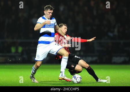 London, Großbritannien. 27th Dez 2021. Jimmy Dunne von den Queens Park Rangers (L) hält Jack Stacey von Bournemouth (R) aus. Spiel der EFL Skybet Championship, Queens Park Rangers gegen AFC Bournemouth im Kiyan Prince Foundation Stadium, Loftus Road in London am Montag, 27th. Dezember 2021. Dieses Bild darf nur für redaktionelle Zwecke verwendet werden. Nur zur redaktionellen Verwendung, Lizenz für kommerzielle Nutzung erforderlich. Keine Verwendung bei Wetten, Spielen oder Veröffentlichungen in einem Club/einer Liga/einem Spieler. PIC von Steffan Bowen/Andrew Orchard Sports Photography/Alamy Live News Credit: Andrew Orchard Sports Photography/Alamy Live News Stockfoto