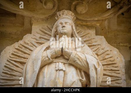 In den Rahmen des Türdurchgans geformte, detailreiche Figuren Stockfoto