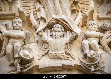 In den Rahmen des Türdurchgans geformte, detailreiche Figuren Stockfoto