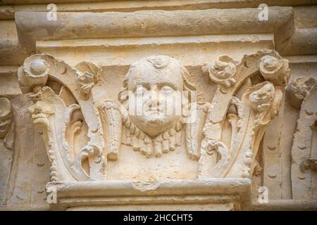 In den Rahmen des Türdurchgans geformte, detailreiche Figuren Stockfoto