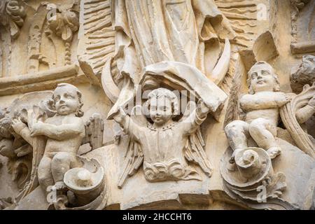 In den Rahmen des Türdurchgans geformte, detailreiche Figuren Stockfoto