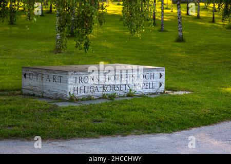 Stockholm, Schweden - 30. Mai 2016: Blick auf die Grabsteine im Skogskyrkogarden, Waldfriedhof im Stadtteil Gamla Enskede südlich von Cen Stockfoto