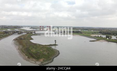 Luftdrohnenaufnahme der niederländischen Infrastruktur-Autobahnüberführung über Wasserstraße, Jan Blankenbrug A2 Autobahn im Bau. Stockfoto