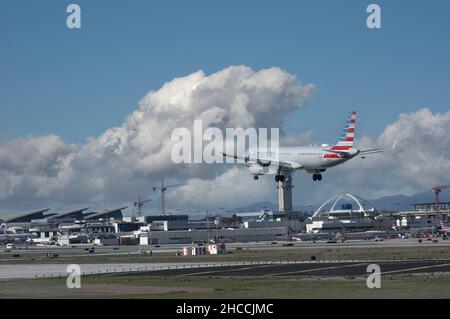 American Airlines Airbus A321-231 mit der Registrierung N112AN landen kurz vor der Landung am Los Angeles International Airport. Stockfoto