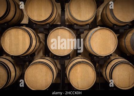 Eichenfässer, gestapelt für die Weinalterung im Keller des Weinguts Stockfoto