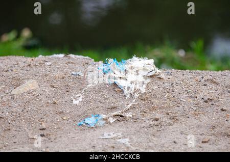 Nahaufnahme von buntem Plastikmüll im Sand Stockfoto
