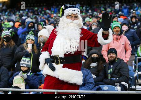 Seattle, WA, USA. 26th Dez 2021. Ein Seahawks-Fan, der sich während eines Spiels zwischen den Chicago Bears und den Seattle Seahawks im Lumen Field in Seattle, WA, als Weihnachtsmann verkleidet hat. Die Bären gewannen 25:24. Sean BrownCSM/Alamy Live News Stockfoto