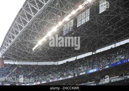 Seattle, WA, USA. 26th Dez 2021. Während eines Spiels zwischen den Chicago Bears und den Seattle Seahawks im Lumen Field in Seattle, WA, fällt Schnee auf das Lumen Field. Die Bären gewannen 25:24. Sean BrownCSM/Alamy Live News Stockfoto
