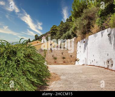 Malerisches Kloster Mirtiotissas an der westlichen Küste der Insel Korfu, Griechenland. Stockfoto