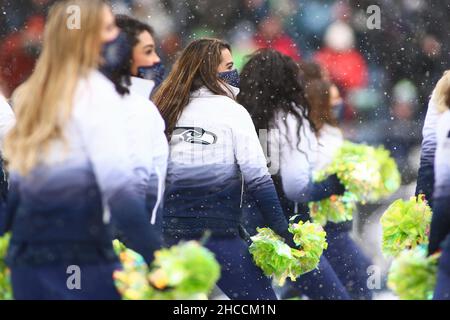 Seattle, WA, USA. 26th Dez 2021. Die Cheerleader der Seahawks tanzen während eines Spiels zwischen den Chicago Bears und den Seattle Seahawks im Lumen Field in Seattle, WA. Die Bären gewannen 25:24. Sean Brown/CSM/Alamy Live News Stockfoto