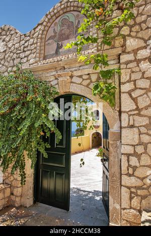 Malerisches Kloster Mirtiotissas an der westlichen Küste der Insel Korfu, Griechenland. Stockfoto