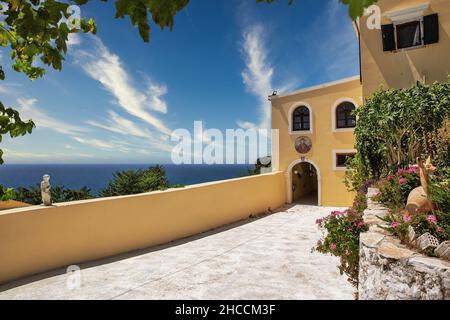 Malerisches Kloster Mirtiotissas an der westlichen Küste der Insel Korfu, Griechenland. Stockfoto